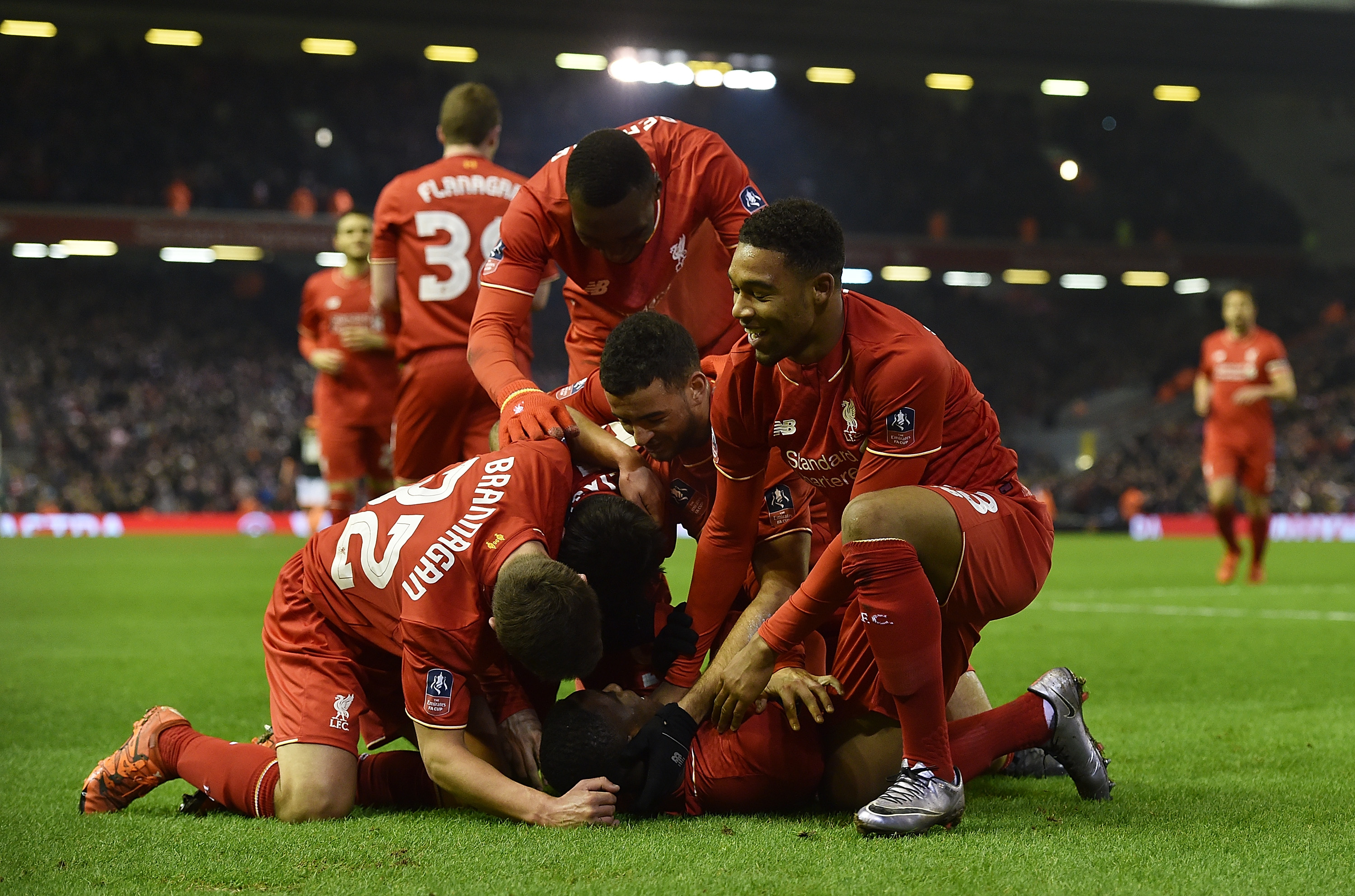 足坛年终大战即时排名：姆巴佩力压哈兰德排名第1，C罗暂列第3（年终足坛激战即时榜：姆巴佩压过哈兰德登顶，C罗暂居第三）