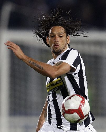 英超-阿斯顿维拉2-1力克曼联，罗杰斯双响库尼亚破门难救主（英超：阿斯顿维拉2-1曼联，罗杰斯梅开二度，库尼亚进球难救主）