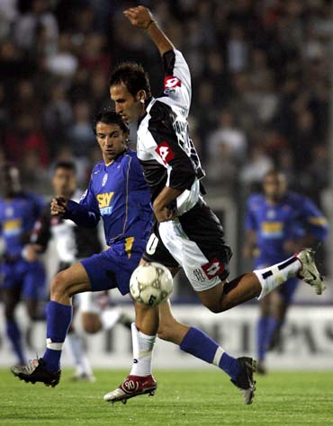 世欧预半场：比利吉亚建功，罗马尼亚暂1-0波黑（欧洲预选赛半场：比利吉亚破门，罗马尼亚暂以1-0领先波黑）