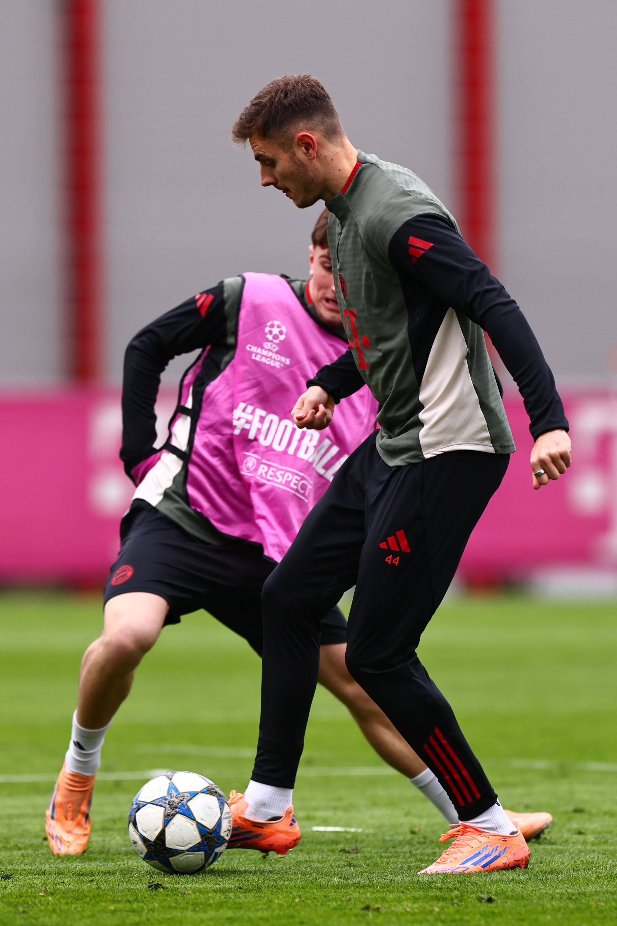 凯恩：这是英格兰史上最强阵，我们将是明年世界杯的夺冠热门（凯恩称英格兰阵容空前强大：明年世界杯我们是头号热门）