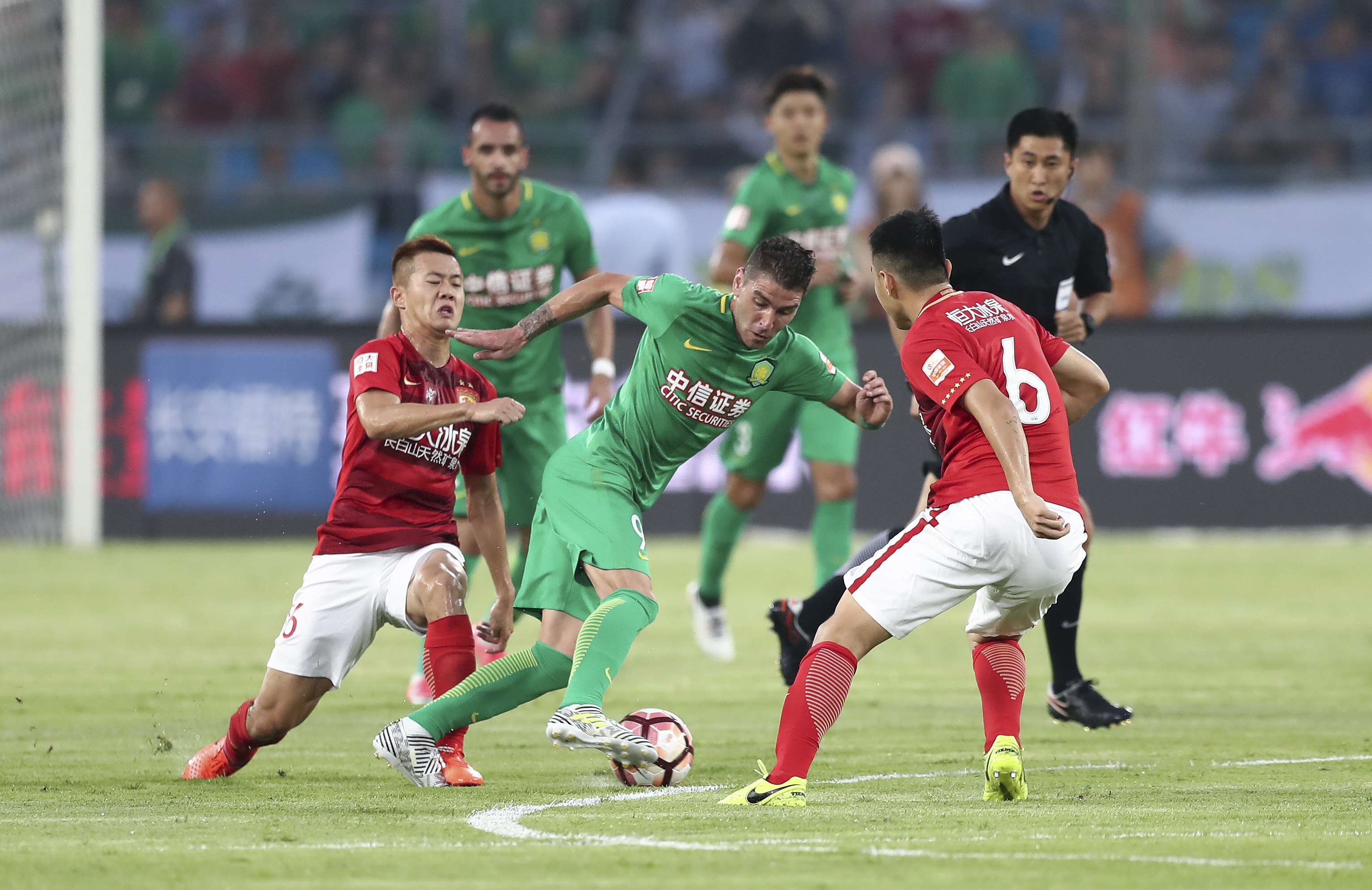 足球西甲双雄同日失分，冠军悬念再次被点燃（西甲两强同日丢分，争冠悬念重燃）